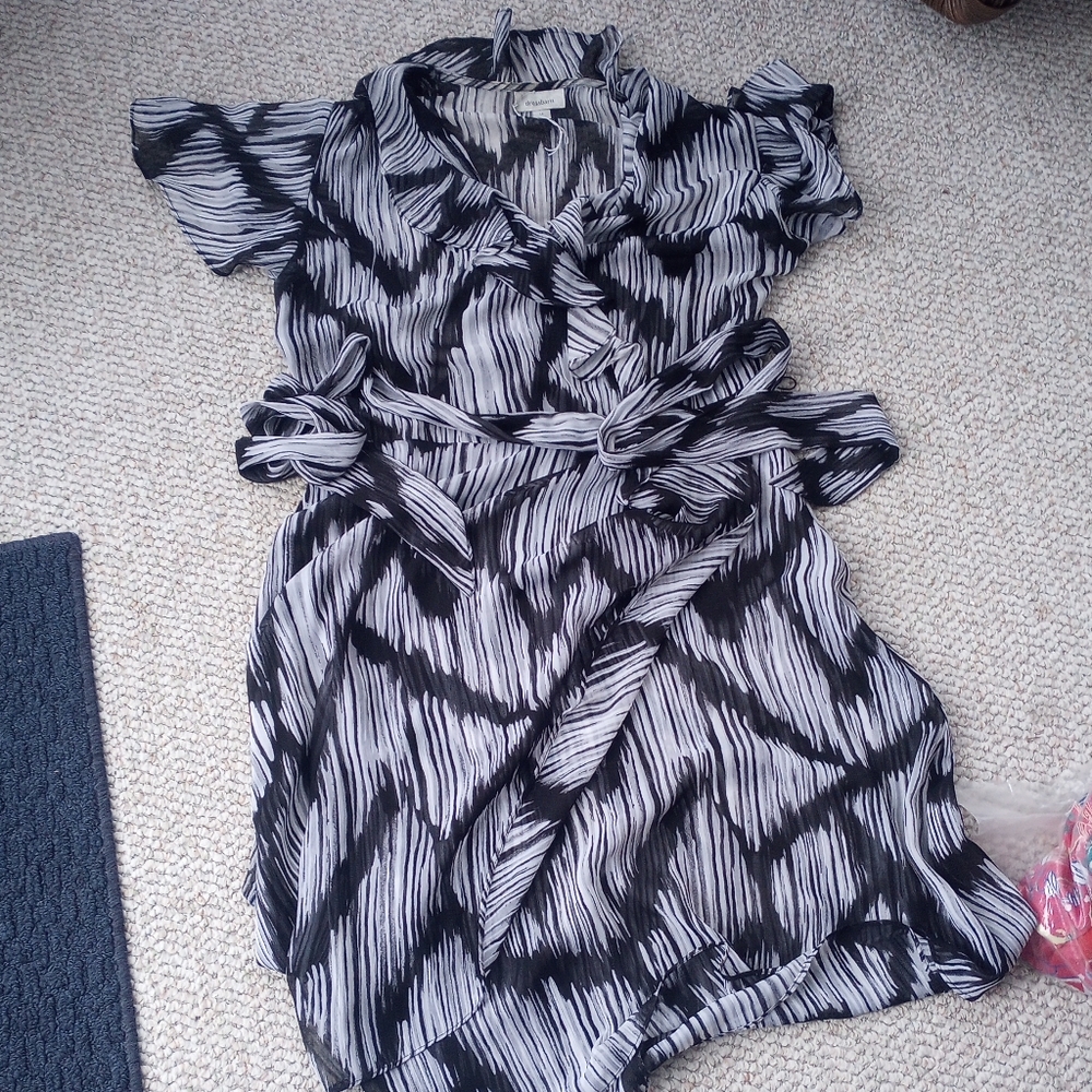 Knee-Length Black and White Sheer dress w belt vtg